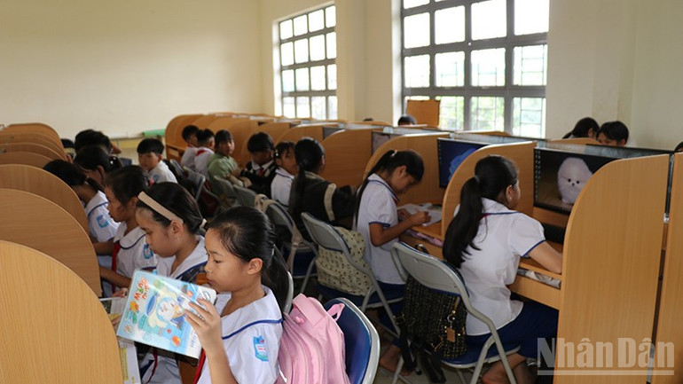 Students in Ia Dom border commune are equipped with computer rooms for learning. ndo_br_img-0774.jpg