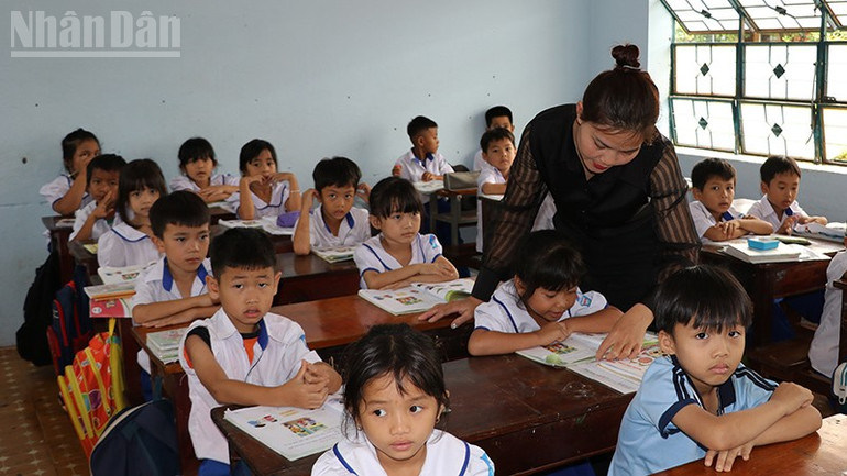 Teachers and students of Tran Phu Primary School overcome difficulties and achieve many high academic achievements. ndo_tl_img-0809.jpg