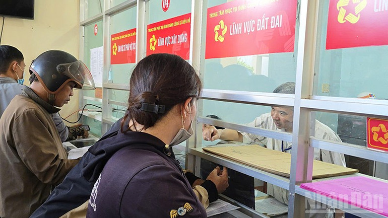 Hướng dẫn trực tiếp người dân làm thủ tục đất đai. ndo_br_a1.jpg