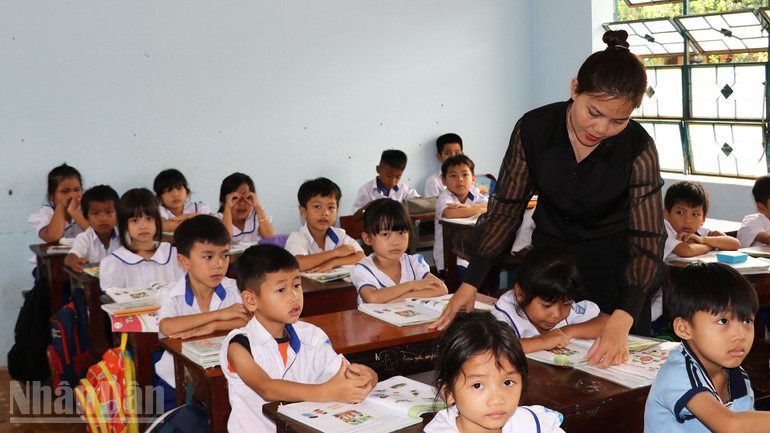 The policy of investing in a system of inter-level boarding schools at the border ensures that students in remote areas have better learning conditions. ndo_bl_a6.jpg