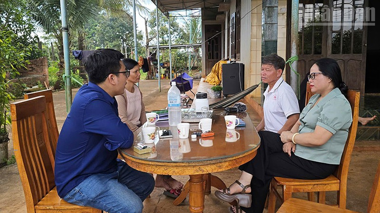 Đồng chí Rơ Châm H' Thanh (bên phải) thường xuyên về với dân, hiểu và đồng hành cùng nhân dân. ndo_tr_a1-2171.jpg
