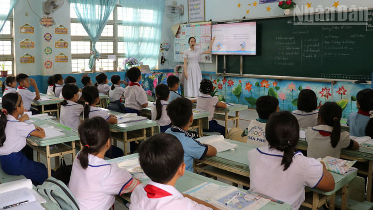 Many classrooms at Tran Phu Primary School, Ia Dom commune are equipped with televisions for teaching. ndo_tr_a4.jpg