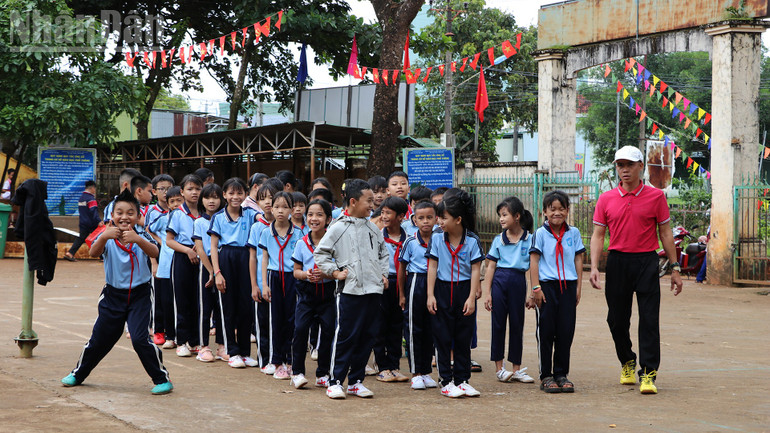 The inter-level school system at the border is fully designed with dormitories, dining halls, playgrounds, and cultural houses, creating conditions for comprehensive learning and training in both knowledge and physical fitness. ndo_tl_a3-2693.jpg