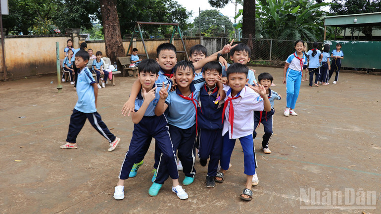Border students eagerly await the new school. ndo_br_a2-2998.jpg