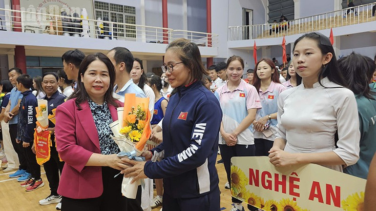 Ban Tổ chức tặng hoa cho các đơn vị tham gia. ndo_tl_a2.jpg