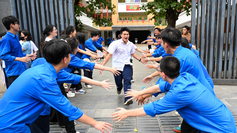 Thí sinh ăn mừng sau khi kết thúc môn thi cuối cùng của kỳ thi tuyển sinh lớp 10 THPT không chuyên tại Hà Nội.