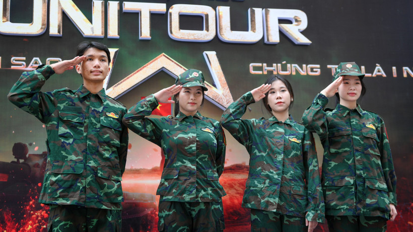 Sinh viên Thủ đô hóa thân thành những chiến sĩ tại chương trình.