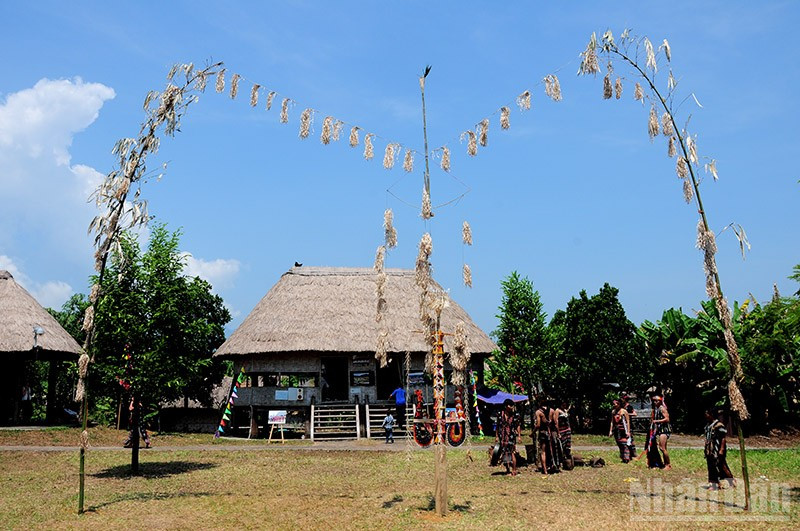Cây nêu bên mái nhà Gươi, biểu tượng văn hóa của người Cơ Tu. (Ảnh: Thế Dương)