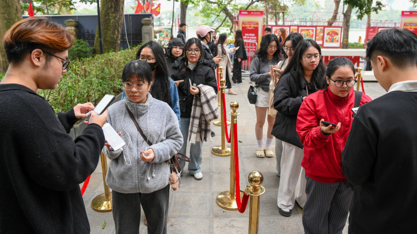 Người dân xếp hàng quét mã QR nhận vé, sẵn sàng cho đêm hòa nhạc đặc biệt tại trung tâm Thủ đô.