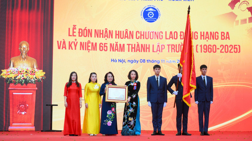 Phó Chủ tịch Ủy ban nhân dân thành phố Hà Nội Vũ Thu Hà trao Huân chương Lao động hạng Ba của Chủ tịch nước cho Trường trung học phổ thông Trần Phú-Hoàn Kiếm.
