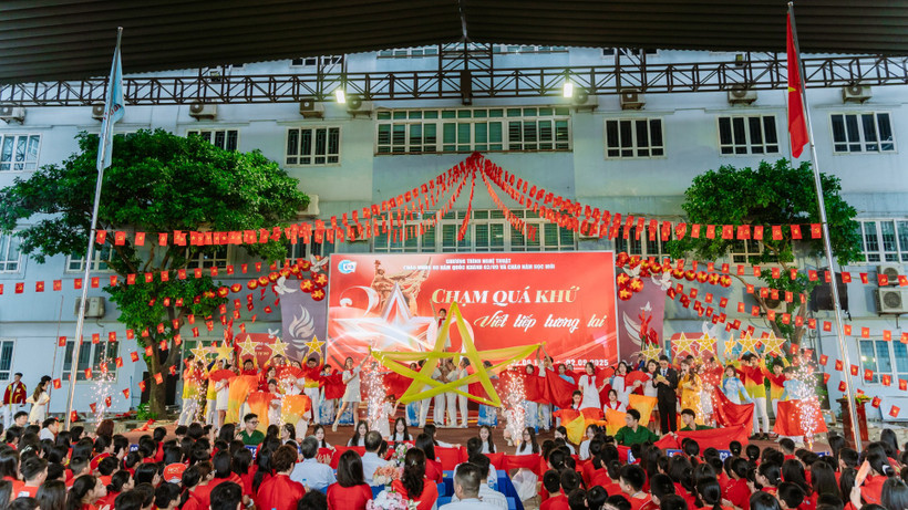 Tiết mục nghệ thuật do học sinh Trường Đoàn Thị Điểm trình diễn.