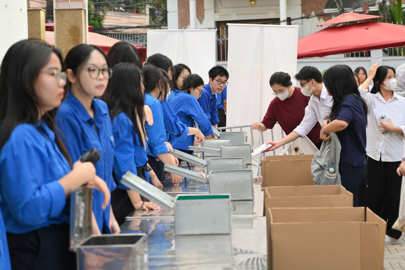 Thí sinh gửi lại các thiết bị, đồ dùng cá nhân trước khi vào phòng thi sáng 26/6 (Ảnh: THẾ ĐẠI)