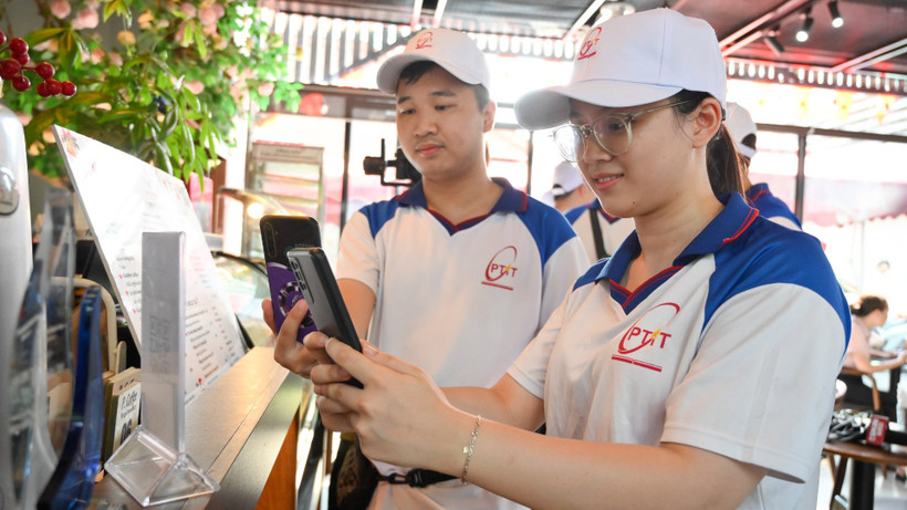 Sinh viên quét mã QR để đổi điểm thưởng P-Coin.