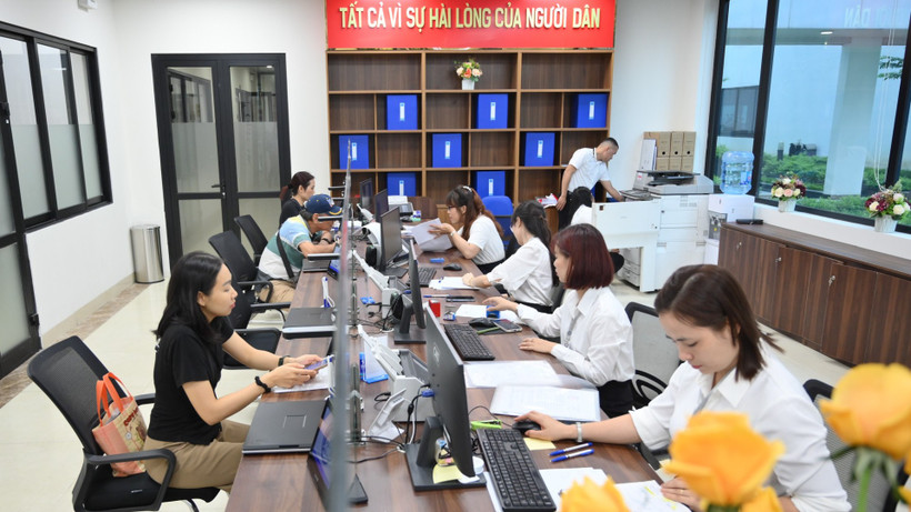 Cán bộ phường Đống Đa tiếp nhận hồ sơ hành chính từ người dân trong ngày đầu vận hành mô hình mới.