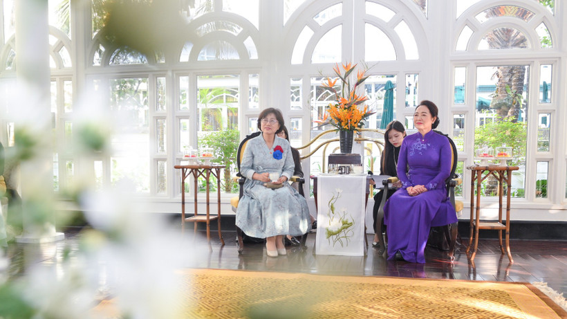 Bà Nguyễn Thị Thanh Nga, Phu nhân Chủ tịch Quốc hội Trần Thanh Mẫn cùng bà Shin Kyunghye, Phu nhân Chủ tịch Quốc hội Hàn Quốc Woo Won Shik tại buổi gặp gỡ.