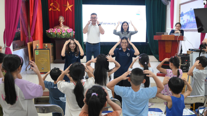 Trò chơi bằng tiếng Anh được các bạn nhỏ hào hứng tham gia.