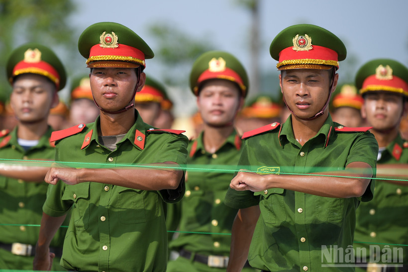 Dù thời tiết khắc nghiệt, các chiến sĩ vẫn kiên trì bắt đầu buổi tập luyện.