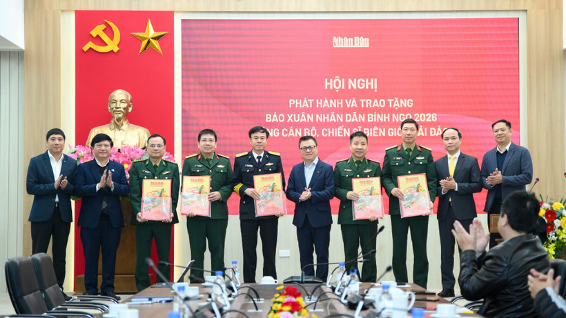 Ủy viên Trung ương Đảng, Tổng Biên tập Báo Nhân Dân Lê Quốc Minh cùng đại diện các đơn vị trao Báo Xuân Nhân Dân Bính Ngọ 2026 tặng cán bộ, chiến sĩ biên giới, hải đảo.