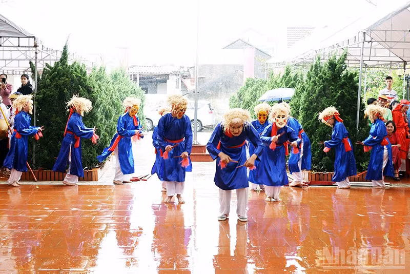 Nghệ thuật dân gian Việt Nam in đậm trên mỗi điệu trò Xuân Phả. 