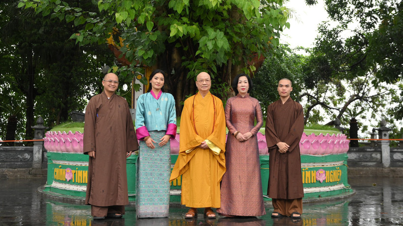 Bà Nguyễn Thị Minh Nguyệt, Phu nhân Chủ tịch nước Lương Cường cùng Hoàng hậu Bhutan Jetsun Pema và Thượng tọa Thích Thanh Nhã - Trụ trì chùa Trấn Quốc.