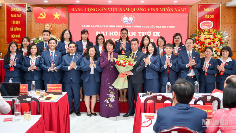 Ban Chấp hành Đảng bộ cơ quan Nhà xuất bản Chính trị quốc gia Sự thật khóa IX, nhiệm kỳ 2025-2030 ra mắt Đại hội.