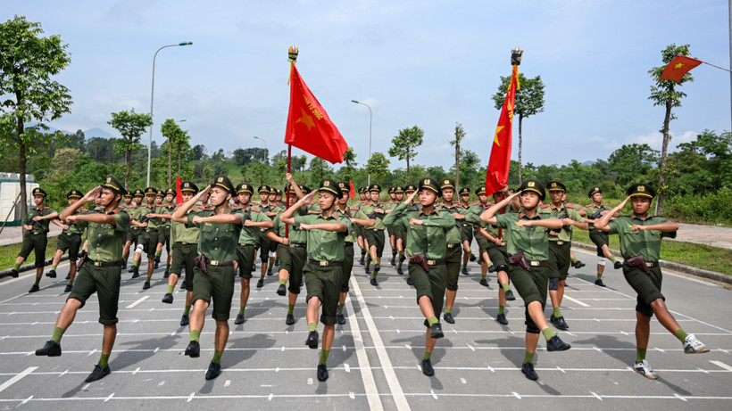 Khối nam sĩ quan Kỹ thuật nghiệp vụ và phòng chống tội phạm sử dụng công nghệ cao luyện tập trong thời tiết nắng nóng.