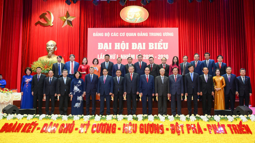 Tổng Bí thư Tô Lâm cùng các đồng chí lãnh đạo, nguyên lãnh đạo Đảng, Nhà nước và các đại biểu dự Đại hội.