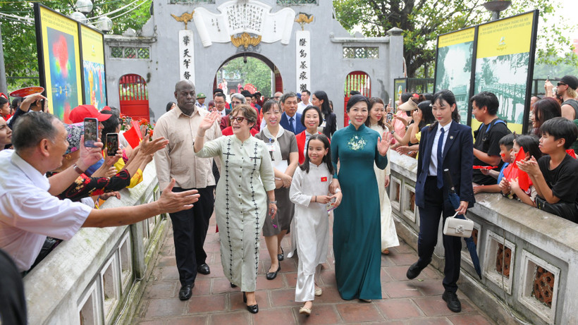 Người dân Thủ đô chào đón Phu nhân Tổng Bí thư Tô Lâm cùng Phu nhân Bí thư Thứ nhất, Chủ tịch nước Cộng hòa Cuba.