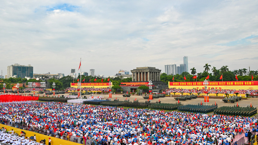 Dàn khí tài đi qua Quảng trường Ba Đình.