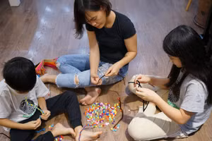 Những khoảnh khắc bình dị mà gần gũi giúp gắn kết tình cảm gia đình. Ảnh: UNICEF Việt Nam 