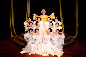 Cảnh trong vở Thái hậu Dương Vân Nga.
