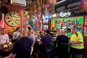 Những người bạn Mexico và Colombia hân hoan trong ngày khai mạc World Cup 2026. Ảnh: Viking Beer