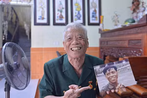 Cựu chiến binh Nguyễn Hữu Cử kể về nụ cười chiến thắng trưa 30/4/1975, tại Dinh Độc Lập.