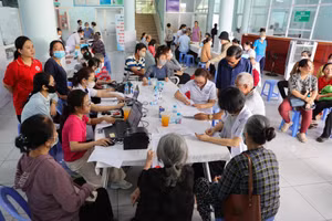 Người dân khám bệnh miễn phí trong chương trình nhân Ngày Sức khỏe toàn dân tại trạm y tế phường Tăng Nhơn Phú (TP HCM).