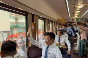 Đoàn tàu “Bệnh viện Bạch Mai” mang số hiệu PL1/PL2 đi vào hoạt động, chuyên chở các y, bác sĩ tại Bệnh viện Bạch Mai từ Hà Nội đến cơ sở 2 tại Ninh Bình. Ảnh: BVCC