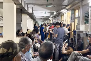 Hành lang bệnh viện luôn ngột ngạt, căng thẳng... 
