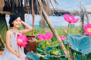 Du khách nhí bên đầm sen ở Sơn Mỹ hôm nay. Ảnh: Hạnh Đỗ