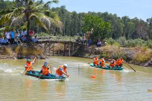 Xuồng ba lá khá thân thuộc với người dân miền Tây, nhất là vào mùa nước nổi.