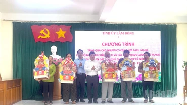 Bí thư Tỉnh ủy Lâm Đồng tặng quà cho người có hoàn cảnh khó khăn.