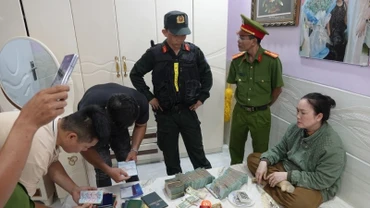 Công an thu giữ tiền mặt, giấy tờ đất đai.