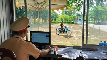 Công an tổ chức sát hạch lái xe mô-tô.