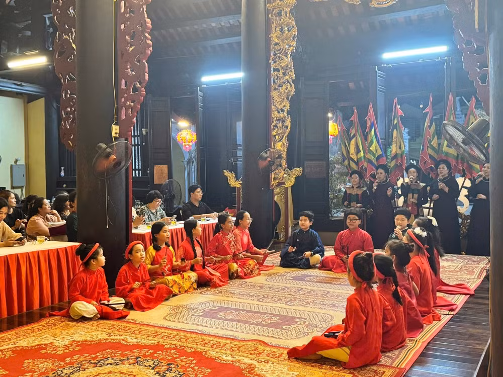 Các em học sinh trong CLB Ca trù An Biên biểu diễn tại đình An Biên.