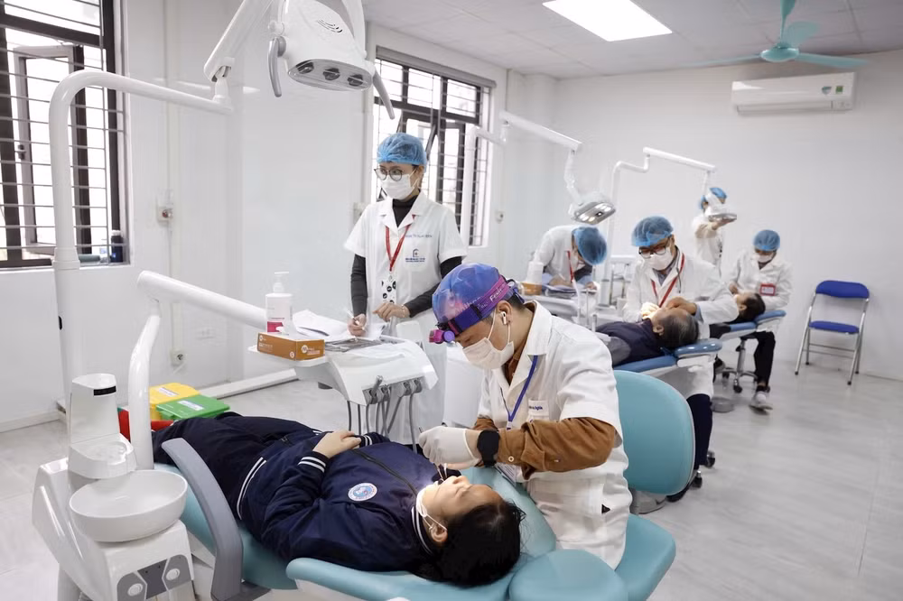 Khám sức khỏe cho người dân tại Phòng khám đa khoa Đại học Y Hà Nội đặt tại Trạm Y tế phường Vĩnh Hưng. (Ảnh Như Ý)