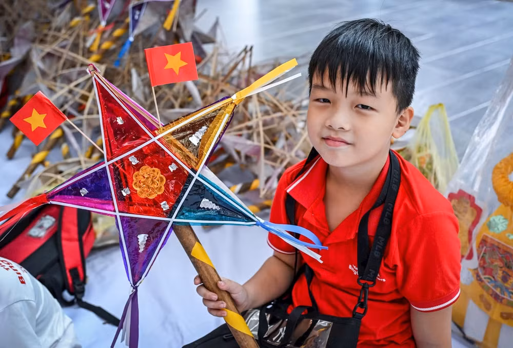 Các em tự tay làm đèn ông sao... 