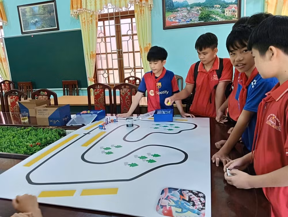 Sau khi được học STEM, mỗi giờ thực hành luôn tràn đầy niềm vui với các em học sinh Trường Phổ thông Dân tộc bán trú Tri Lễ. (Ảnh HOÀNG HẬU) 