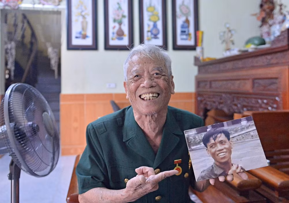 Cựu chiến binh Nguyễn Hữu Cử kể về nụ cười chiến thắng trưa 30/4/1975, tại Dinh Độc Lập.