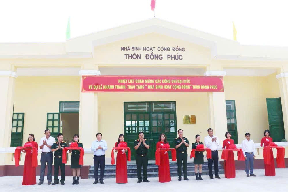 Lễ khánh thành, trao tặng nhà sinh hoạt cộng đồng thôn Đồng Phúc, xã Kim Sơn, huyện Lục Ngạn. (Ảnh Mỹ Dung) bai-cua-hoc.jpg