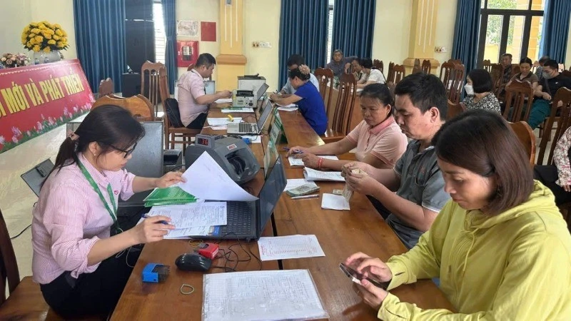 Ngân hàng chính sách xã hội tỉnh Hà Nam khẩn trương giải ngân tại các Điểm giao dịch xã.