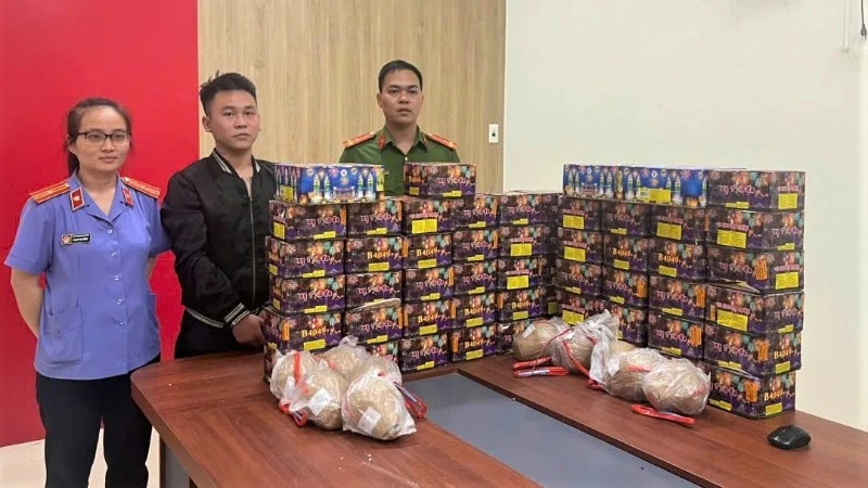 Đối tượng Trần Văn Dũng cùng tang vật tại Cơ quan Công an. (Ảnh: CÔNG AN NGHỆ AN)