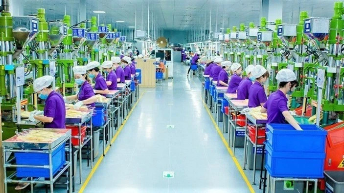 Công nhân làm việc tại Công ty Trách nhiệm hữu hạn Luxshare-ICT Nghệ An thuộc Khu công nghiệp VSIP Nghệ An 1.